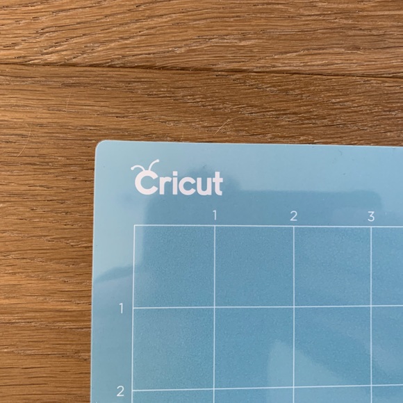 Cricut LightGrip mat 12x12, blue 12x12 mat - Picture 2 of 2
